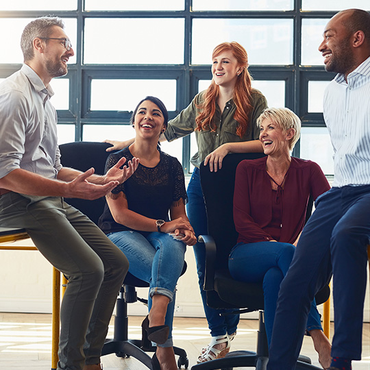 skupina kolegů na mítingu