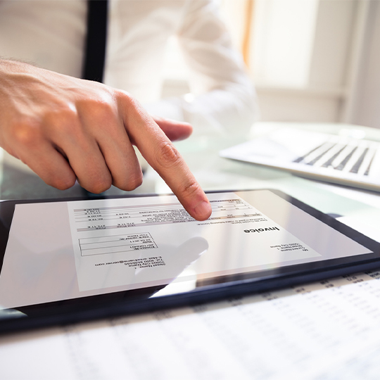 detail na prst na tabletu