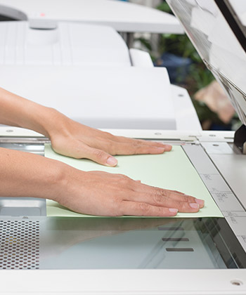 ruky připravují dokument na skenování