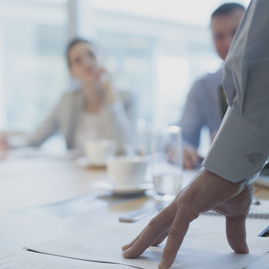 detail na ruku na stole na schůzce