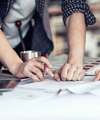 pohled na ruce na položeném papíře
