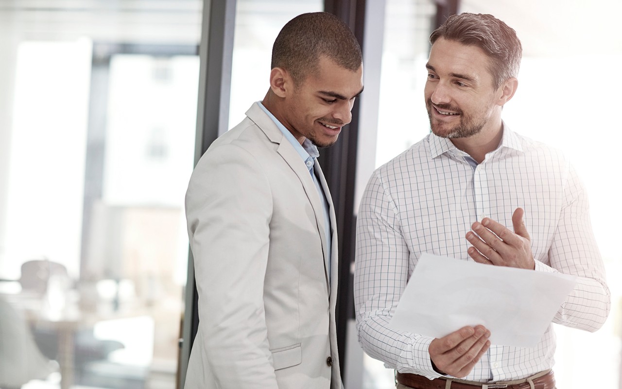 dva muži diskutující nad dokumentem