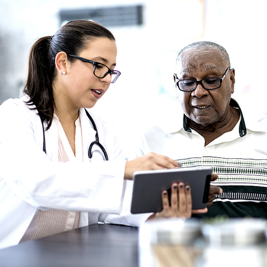 doktorka ukazuje pacientovi dokumety